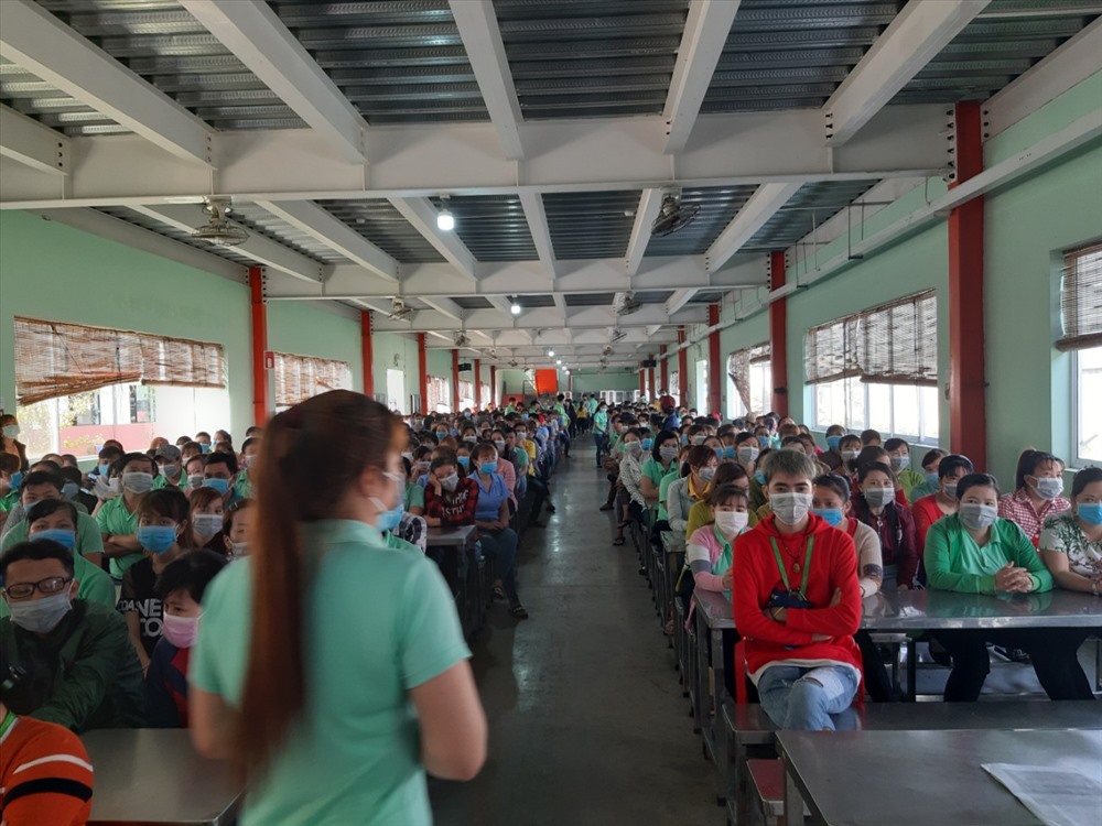 Tổ chức gặp gỡ, giải thích, đối thoại với CNLĐ. Ảnh: K.Q