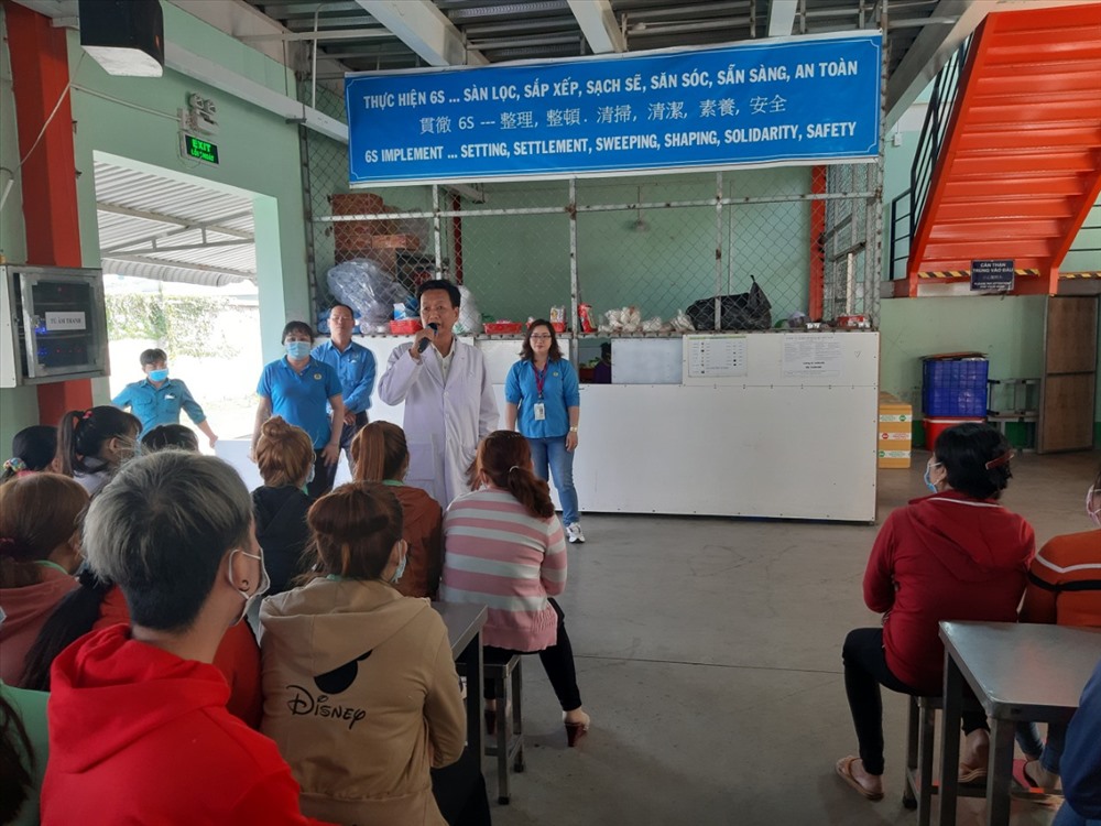 Cán bộ y tế thông tin về dịch bệnh do chủng mới virus Corona gây ra cũng như hướng dẫn biện pháp phòng ngừa. Ảnh: K.Q