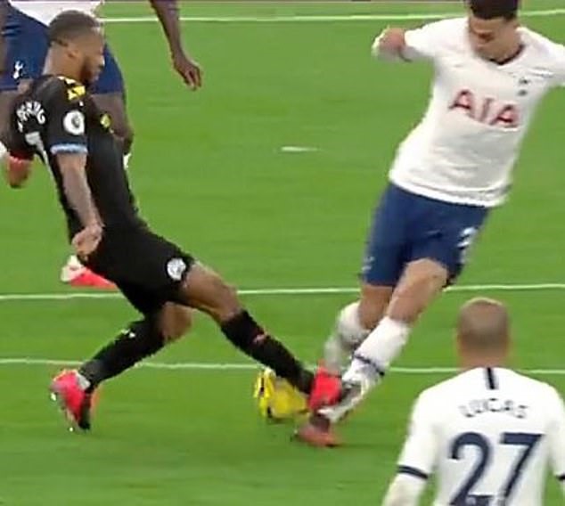 Với pha phạm lỗi này với Dele Alli, Raheem Sterling xứng đáng bị một thẻ đỏ