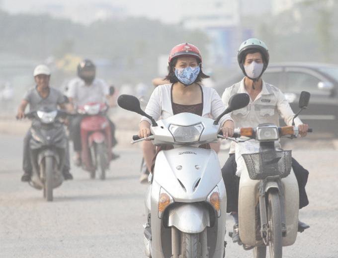 Nên chuẩn bị khẩu trang chuyên dụng chống bụi mịn khi đi ra đường. Ảnh: T. L.