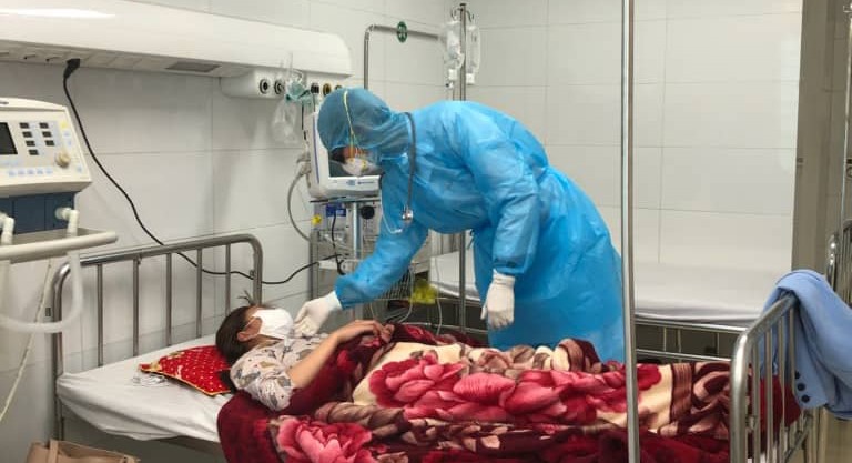 Khám chữa cho bệnh nhân ngày mùng 3 tết. Ảnh: Xuân Hùng