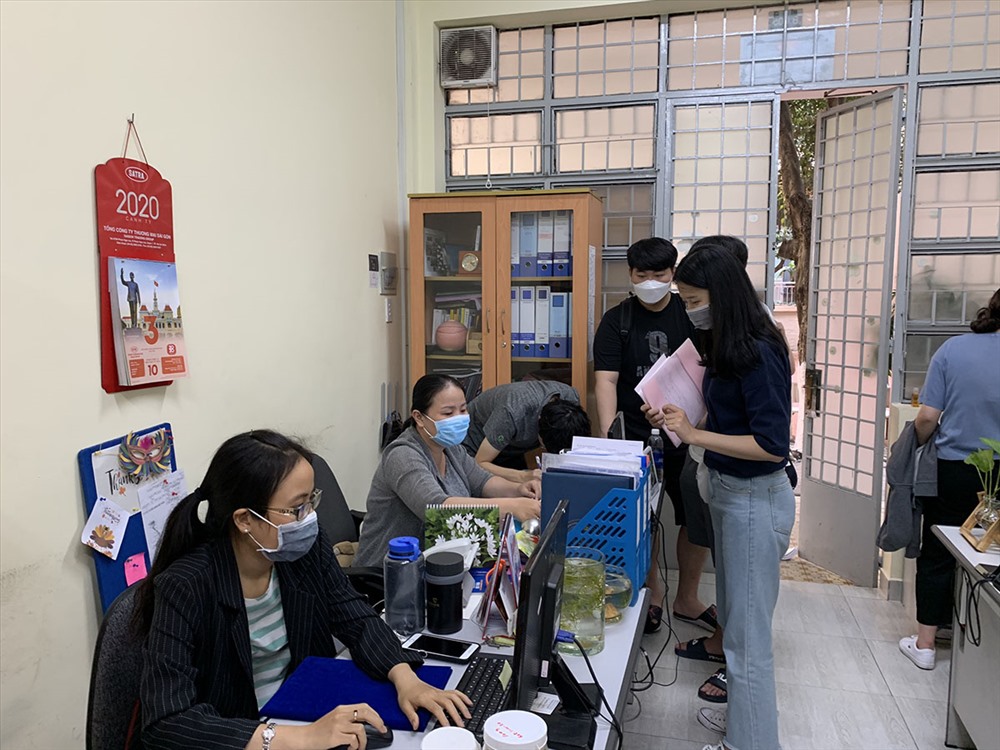 Cán bộ và sinh viên đều đeo khẩu trang để phòng chống dịch bệnh. Ảnh: T.N
