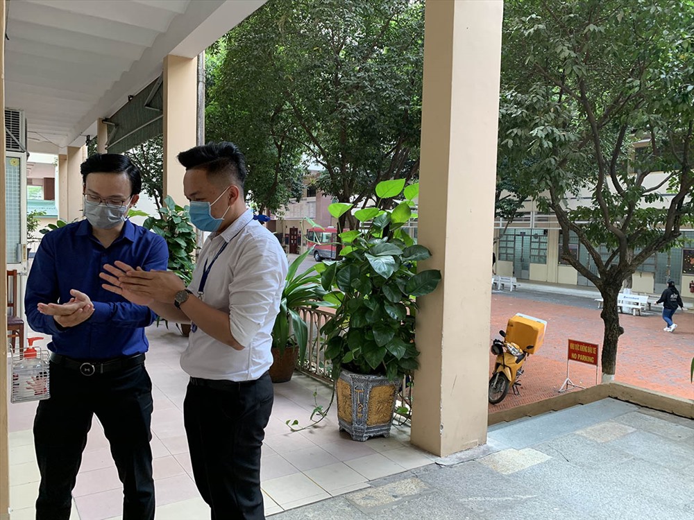 Cán bộ, giảng viên Trường Đại học Khoa học Xã hội và Nhân văn TP.HCM vệ sinh tay bằng dung dịch sát khuẩn theo khuyến cáo của Bộ Y tế. Ảnh: T.N