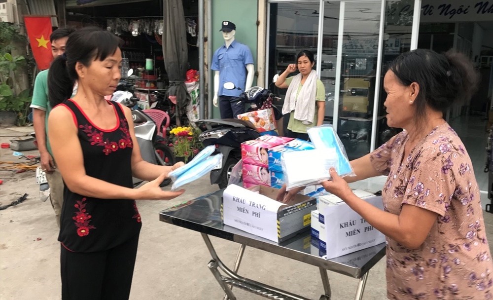 Tại thành phố Thủ Dầu Một có nhiều điểm phát khẩu trang miễn phí cho người dân. Ảnh: Đình Trọng