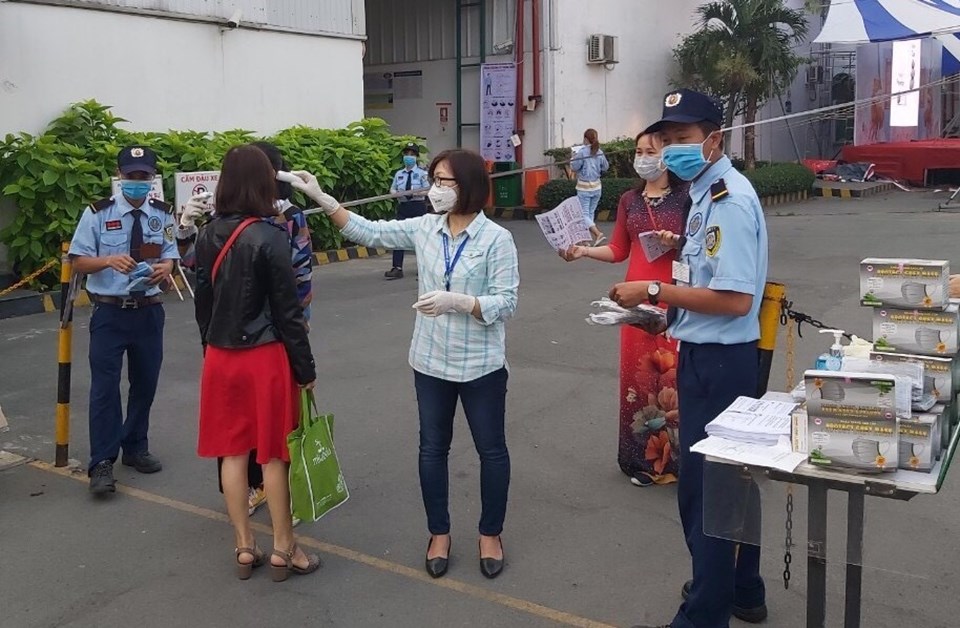 Doanh nghiệp đo thân nhiệt và phát khẩu trang miễn phí cho người lao động. Ảnh: AX Doanh nghiệp đo thân nhiệt và phát khẩu trang miễn phí cho người lao động. Ảnh: AX