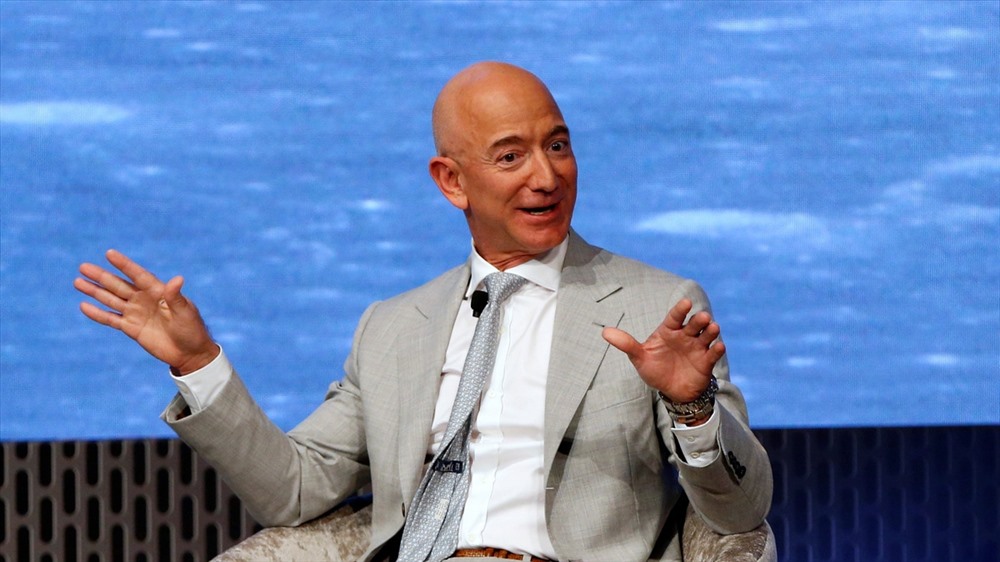 Bỏ xa các đối thủ, Jeff Bezos đang là người giàu có nhất hành tinh. Ảnh: ST