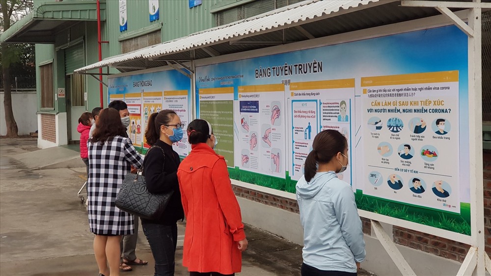 Mọi thông tin liên quan đến dịch bệnh Corona đều được cập nhật trên bảng thông báo đặt tại lối ra, vào, điểm tập trung đông công nhân.