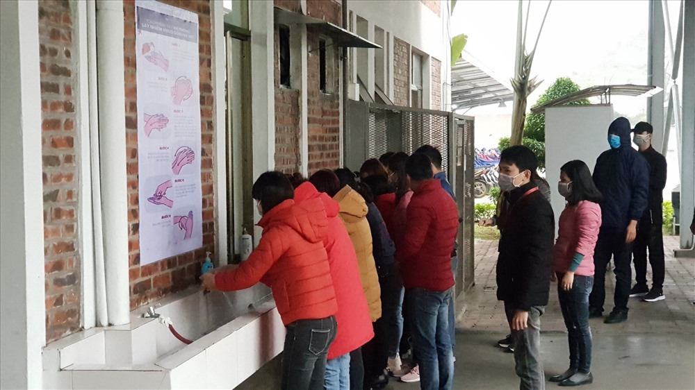 Ghi nhận tại Công ty quốc tế thời trang sáng 4.2, người lao động nghiêm túc thực hiện biện pháp rửa tay xà phòng, đeo khẩu trang trước khi vào xưởng.