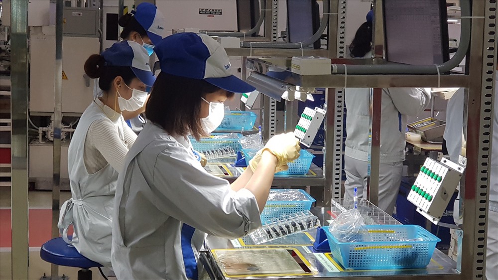 Người lao động Công ty TNHH Synztec đeo khẩu trang trong khi làm việc, tự bảo vệ bản thân trước tình hình dịch bệnh diễn biến phức tạp.