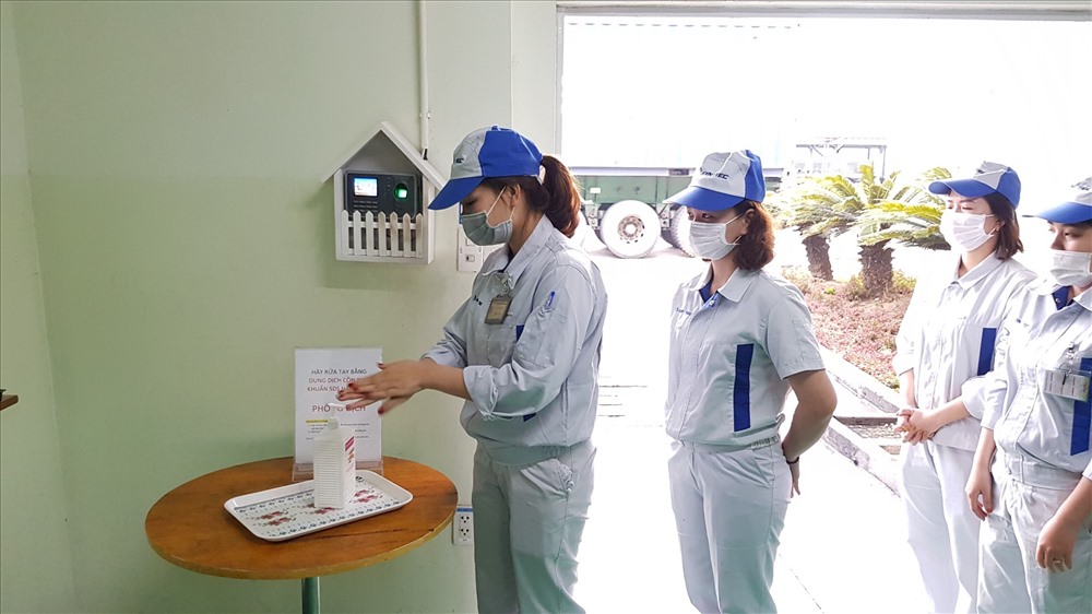 Công đoàn, công ty tuyên truyền người lao động thực hiện các biện pháp tự bảo vệ sức khỏe bản thân trong mùa dịch bệnh như rửa tay kháng khuẩn, đeo khẩu trang y tế đúng cách.