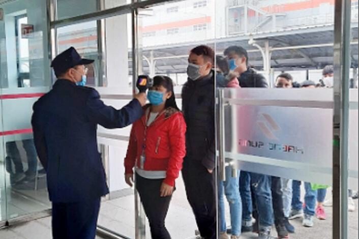 Công ty TNHH Haengsung Vina (KCN Tràng Duệ) cũng triển khai biện pháp đo thân nhiệt, phát khẩu trang cho người lao động từ ngày 29.1.