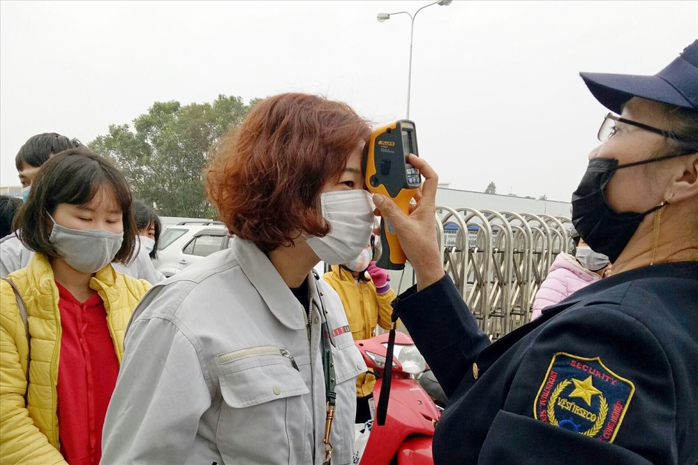 Công tác kiểm tra thân nhiệt cho người lao động trước khi vào xưởng sản xuất được nhiều công đoàn cơ sở thuộc Khu kinh tế Hải Phòng triển khai, trong đó có Công ty TNHH Lihittlab (KCN Nomura).