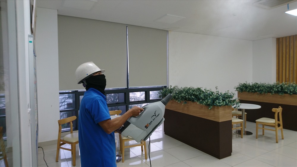 Công ty TNHH Bluecom Vina (KCN Tràng Duệ) khử khuẩn toàn bộ nhà xưởng trước tình hình dịch bệnh do vi rút Corona. Theo bà Phạm Thị Hằng, Chủ tịch Công đoàn Khu kinh tế Hải Phòng, đến thời điểm này, hầu hết các công đoàn cơ sở triển khai nghiêm túc công tác phòng, chống dịch bệnh do virut Corona gây ra. Đồng thời, tuyên truyền, nắm bắt tư tưởng lao động, tránh trường hợp để người lao động bị các đối tượng xấu kích động, lôi kéo nghỉ việc, đình công và có các hành động vi phạm pháp luật.