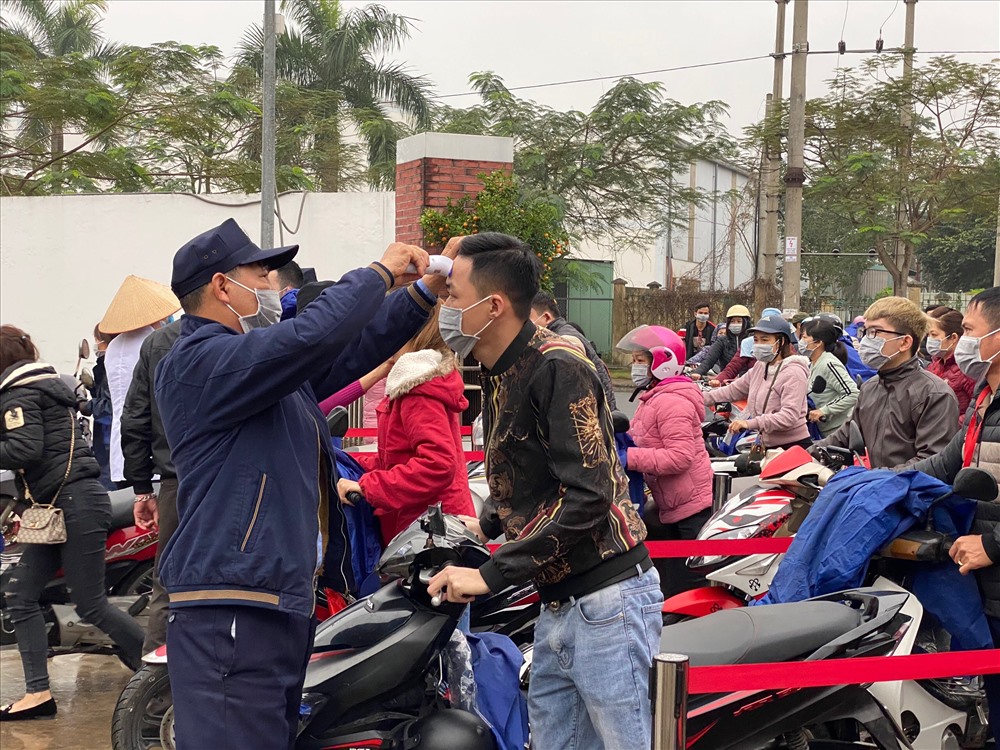 Công ty TNHH quốc tế thời trang Việt Nam (KCN Tràng Duệ) đo thân nhiệt tại khu vực cổng bảo vệ với 100% cán bộ, công nhân, người lao động và khách hàng trước khi vào Công ty. Các trường hợp thân nhiệt cao hơn 38 độ C sẽ không được vào Công ty và phải ra khu vực cách ly, báo cáo lãnh đạo Công ty.