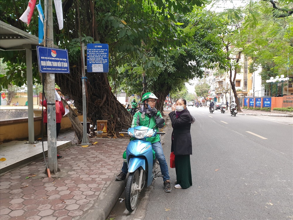 Tài xế công nghệ và khách hàng sử dụng khẩu trang để phòng dịch bệnh. Ảnh: Tùng Giang.