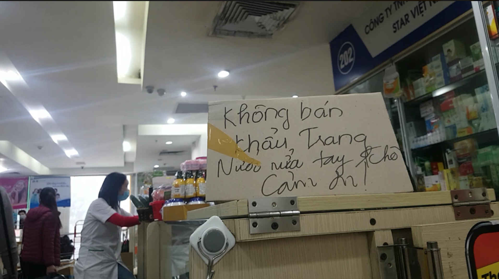 Các gian hàng ở chợ thuốc Hapulico đồng loạt đăng biển “không bán“. Ảnh TL