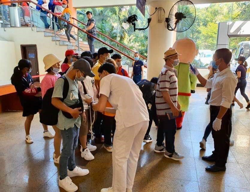 Một điểm du lịch ở Kh&aacute;nh H&ograve;a đo th&acirc;n nhiệt cho du kh&aacute;ch. Ảnh: B.C