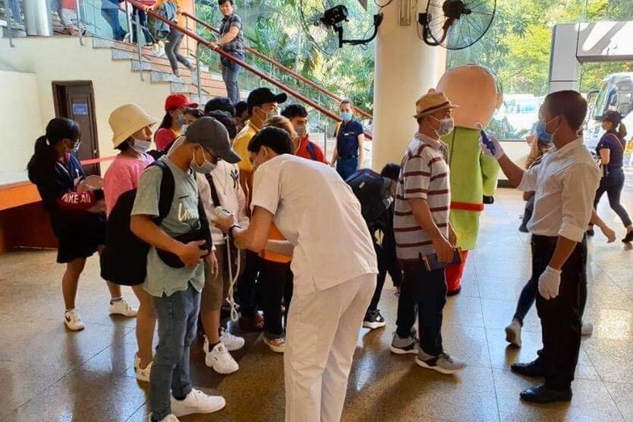 Một điểm du lịch ở Khánh Hòa đo thân nhiệt cho du khách. Ảnh: B.C