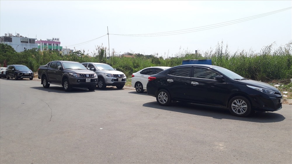 Chủ xe nên mua bạt phủ che nắng để bảo vệ ôtô khi đỗ ngoài trời. Ảnh TK.