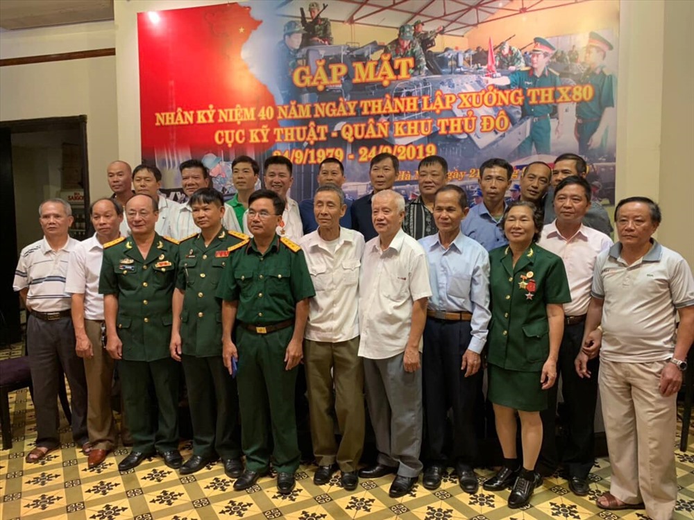 Cựu chiến binh Nguyễn Văn Hùng (thứ 7, từ trái sang) đã có 35 năm công tác trong ngành quân đội. Ảnh: NVCC