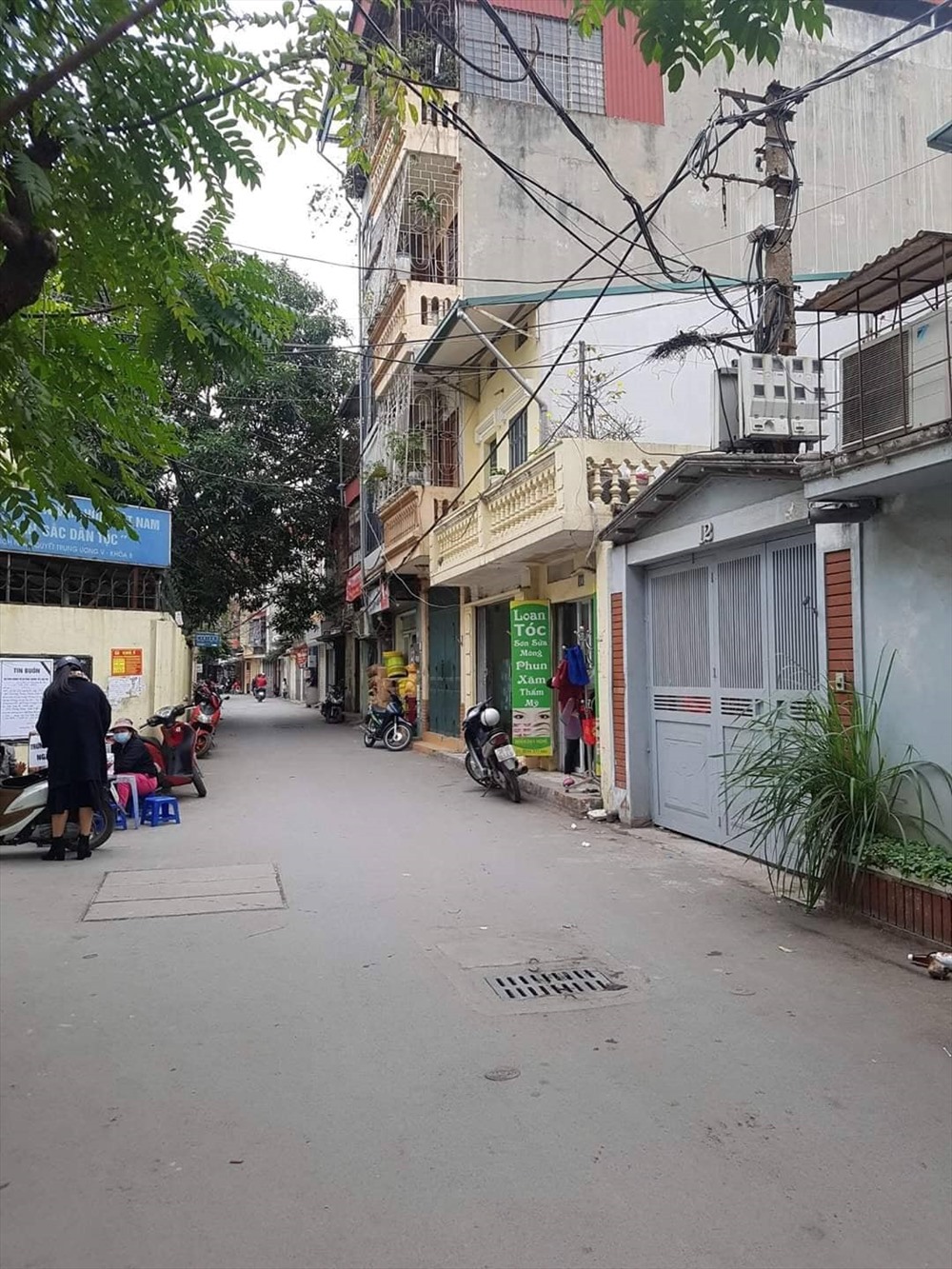 Những việc làm nhỏ bé của ông Hùng đã giúp con phố Khương Trung ngày càng khang trang, sạch đẹp.