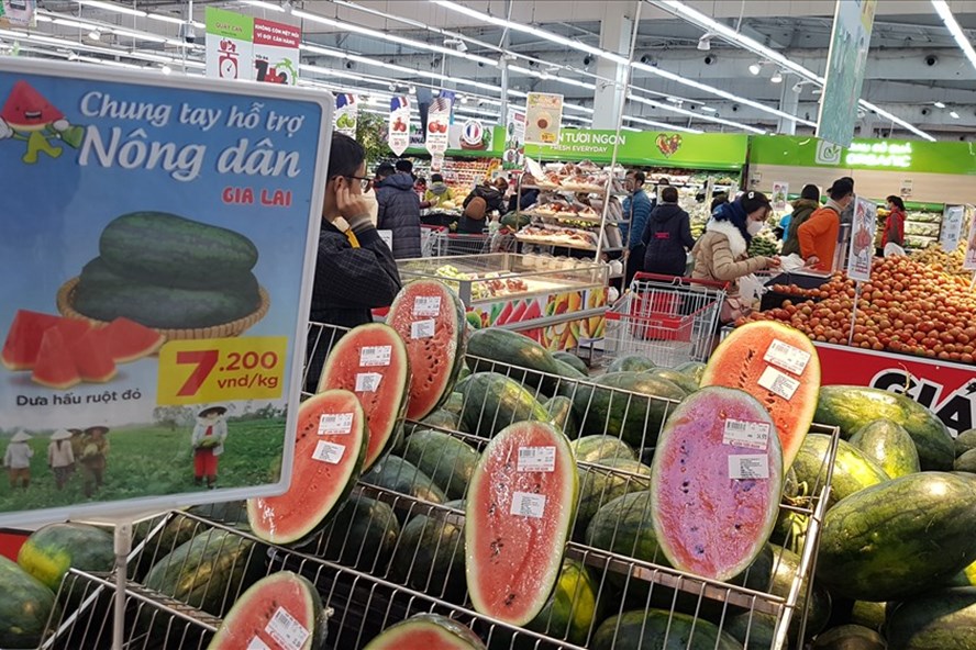 Chiều 5.2, dưa hấu, thanh long ùn ứ tại cửa khẩu bắt đầu được thông quan
