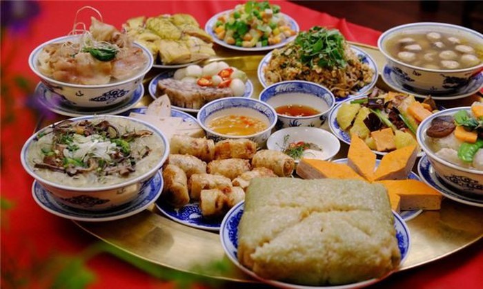 Tuỳ vào hoàn cảnh và việc sắp xếp thời gian của từng gia đình có thể cúng vào 14 hoặc 15 âm lịch. Ảnh: ST.