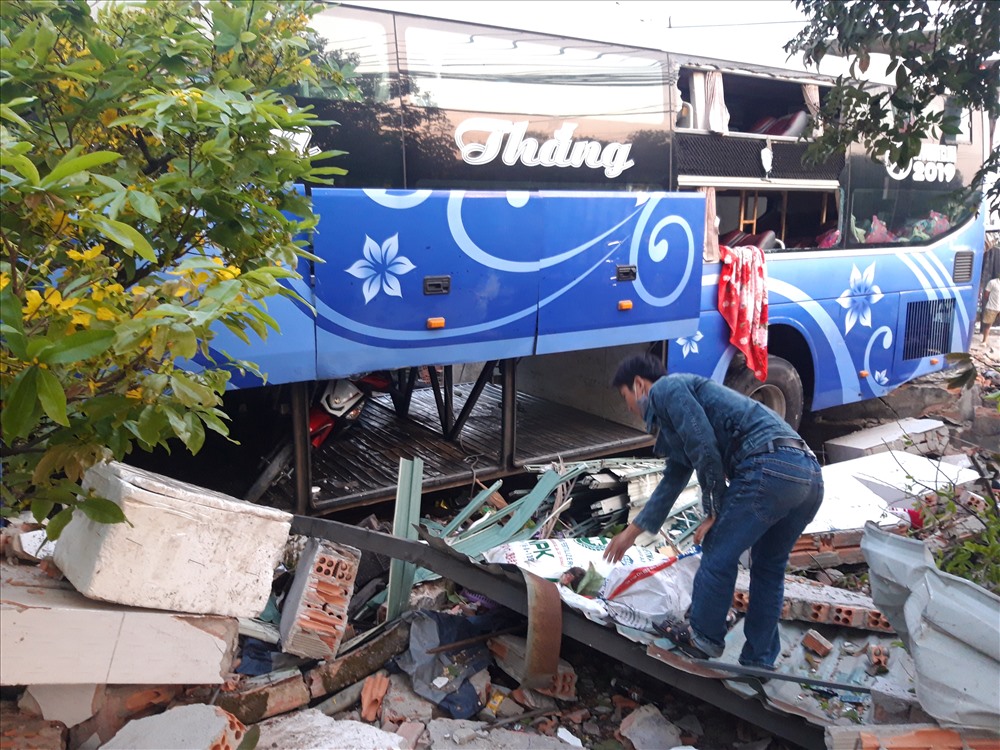 Xe khách lao vào nhà dân nhiều người bị thương hoảng loạn vên trong.Ảnh: Đình Trọng
