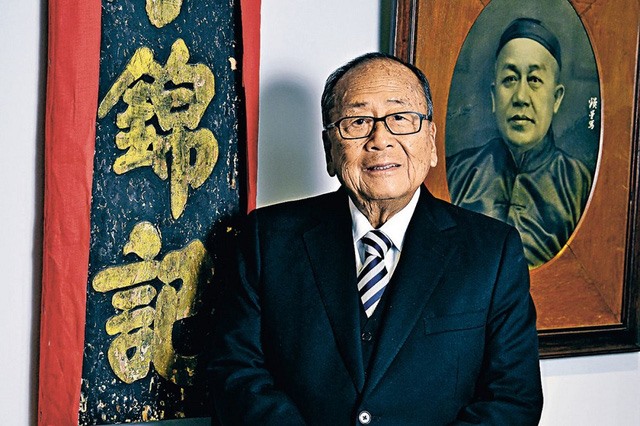 Lee Man Tat là chủ tịch của LKK Group, công ty mẹ của hãng nước sốt Lee Kum Kee. Vị tỷ phú đóng vai trò cố vấn tại tập đoàn, trong khi hoạt động kinh doanh hàng ngày do các con ông điều hành. (Ảnh: Bloomberg)