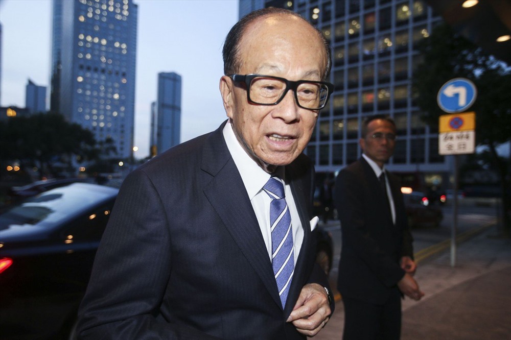 Li Ka-shing là một trong những doanh nhân có nhiều ảnh hưởng nhất tại châu Á. Ông là người giàu nhất Hong Kong trên bảng xếp hạng của Forbes từ 2008 đến 2019. Tháng 5.2018, ông rời vị trí chủ tịch của CK Hutchison và CK Asset Holdings, nhường lại đế chế kinh doanh cho con trai cả Victor Li. Ảnh: SCMP