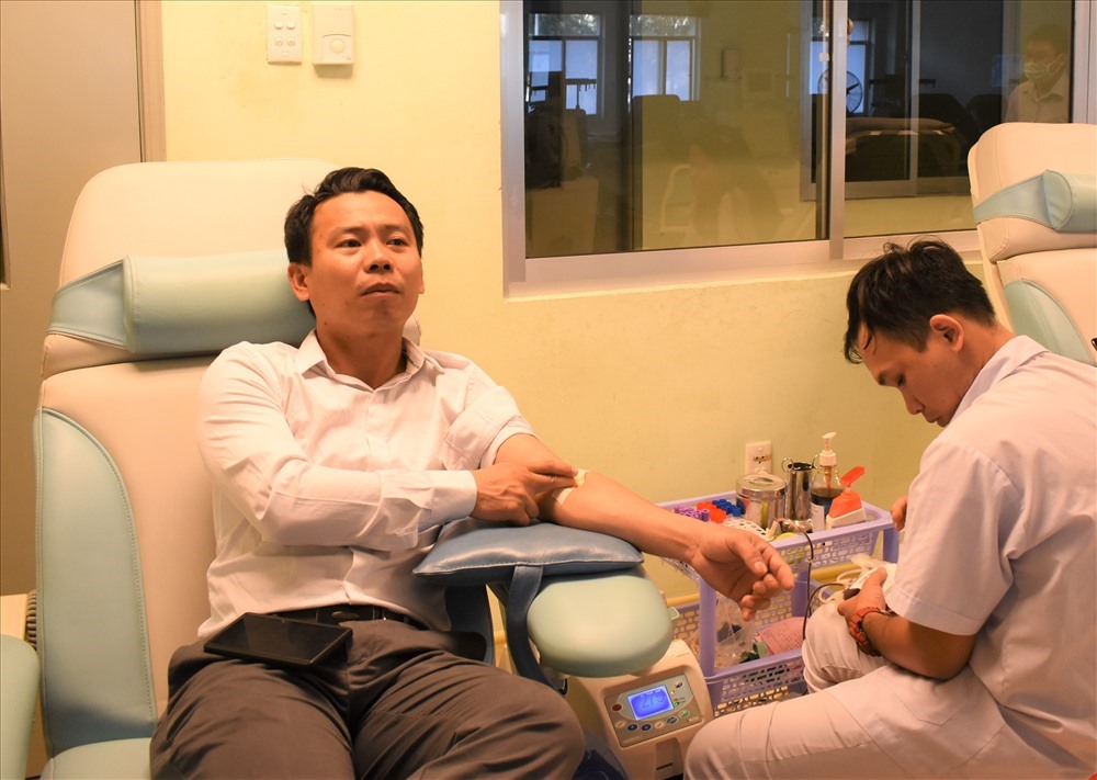 Đoàn viên Công đoàn đang công tác tại Bệnh viện Đa khoa Trung ương Cần Thơ đi hiến máu. Ảnh: Thành Nhân