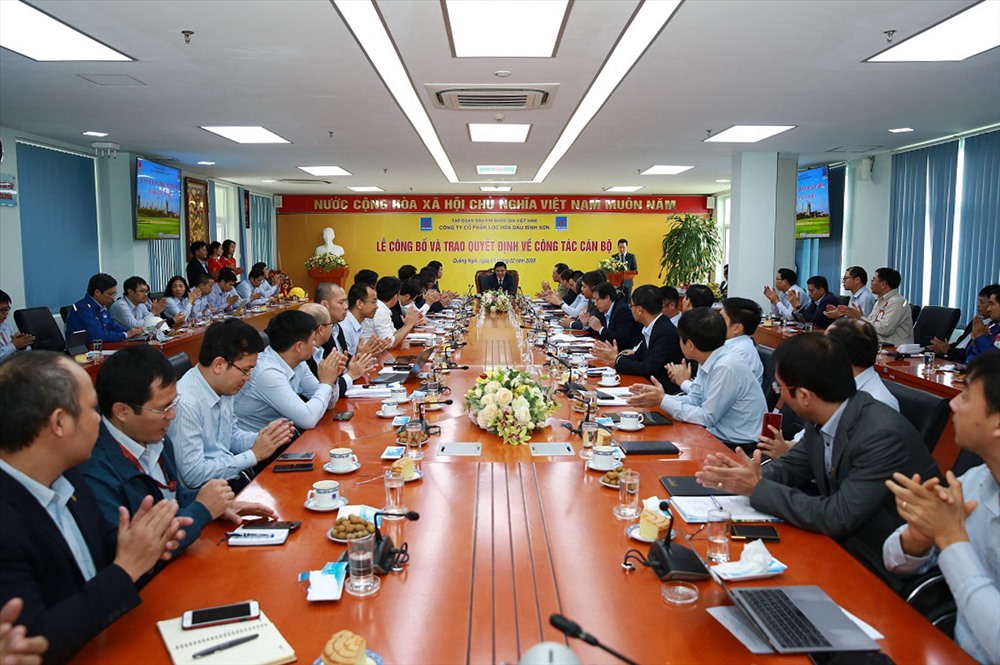 Toàn cảnh lễ công bố và trao quyết định về công tác cán bộ.