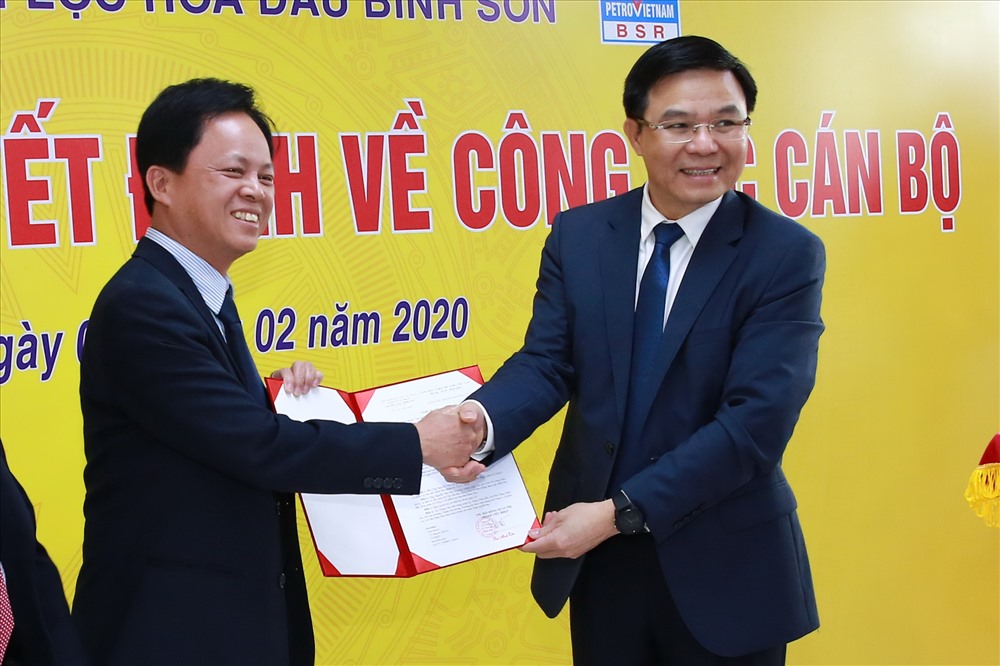 Tổng Giám đốc PVN Lê Mạnh Hùng trao Nghị quyết bầu ông Nguyễn Văn Hội - thành viên Hội đồng quản trị Công ty giữ chức Chủ tịch Hội đồng quản trị Công ty cổ phần Lọc hóa dầu Bình Sơn.