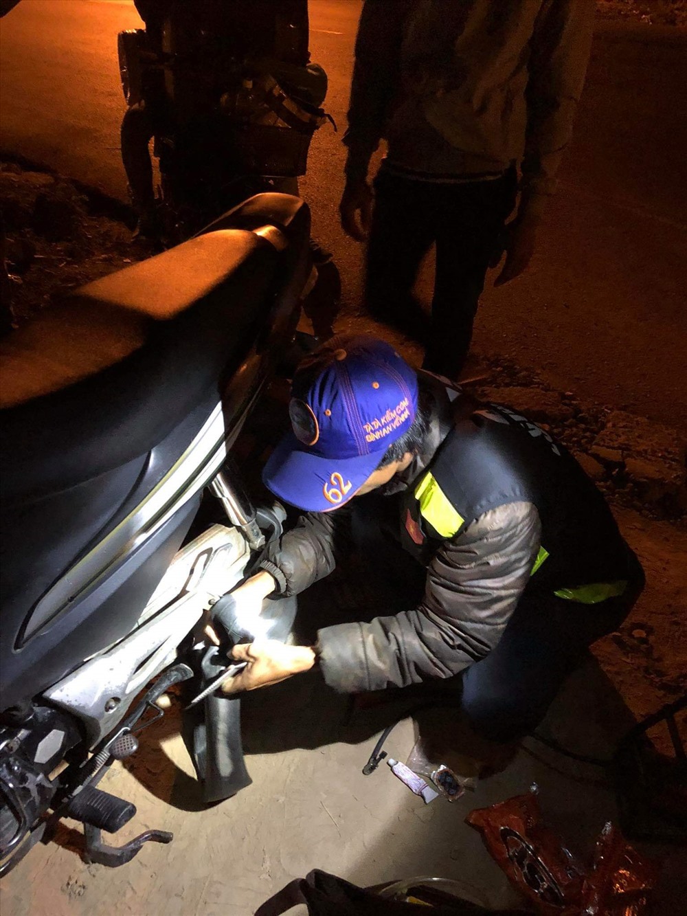 Vá xe miễn phí. Ảnh; K.Q