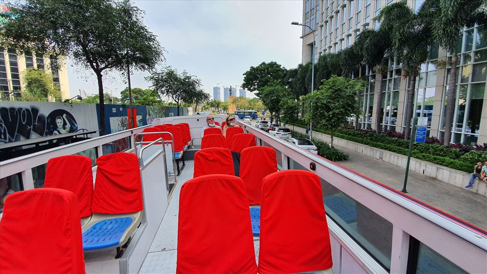 Trên tầng 2 cũng lác đác vài du khách nước ngoài.