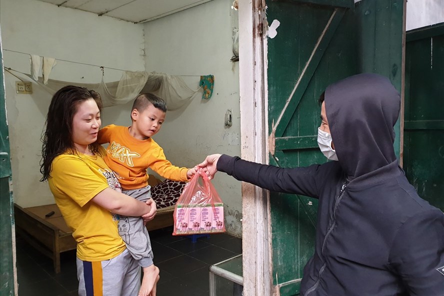 Chuyện trông trẻ từ những “xóm trọ tăng ca” chuyen trong tre tu nhung xom tro tang ca