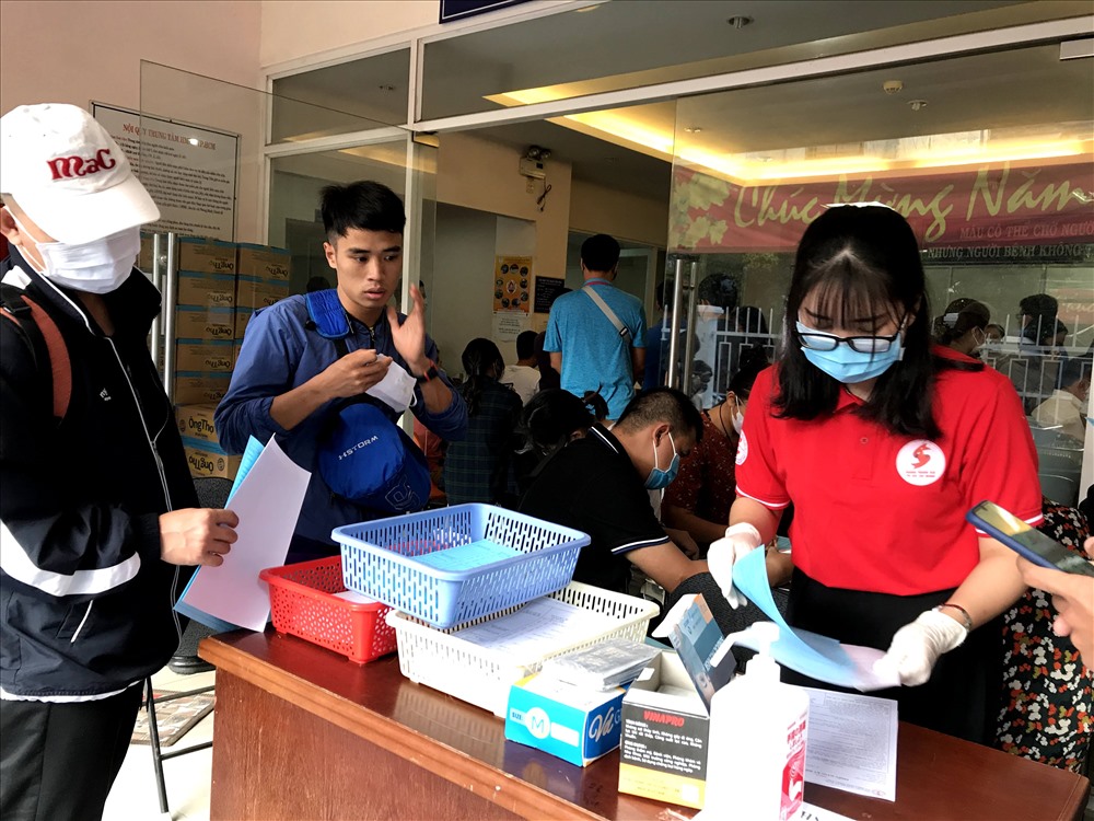 Chương trình “Giọt hồng khai xuân” đã kêu gọi được hàng trăm người dân đến đăng kí tham gia hiến máu tình nguyện. Ảnh: Thanh Chân