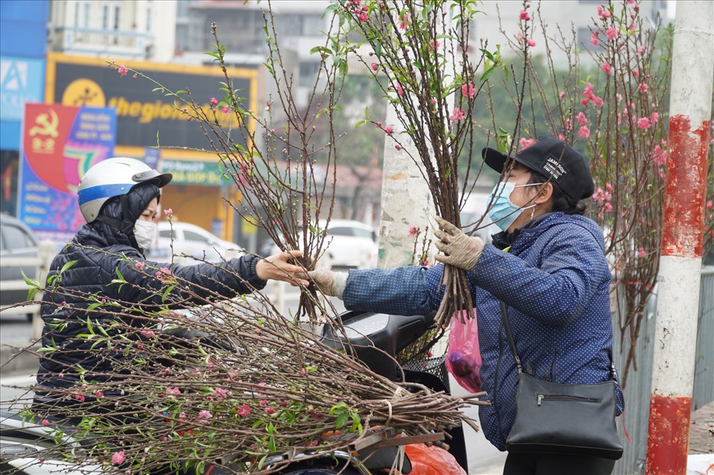 Cô Huy nói thêm: “Giỗ Tết cả năm không bằng Rằm tháng Giêng mà, vẫn có nhiều người mua đào dịp này lắm. Giá đào ngày này không đắt như Tết nhưng cũng không rẻ hơn là mấy đâu. Nhưng người nào chơi đào, họ sành lắm. Thiếu cành đào dịp Rằm tháng Giêng là không được“.