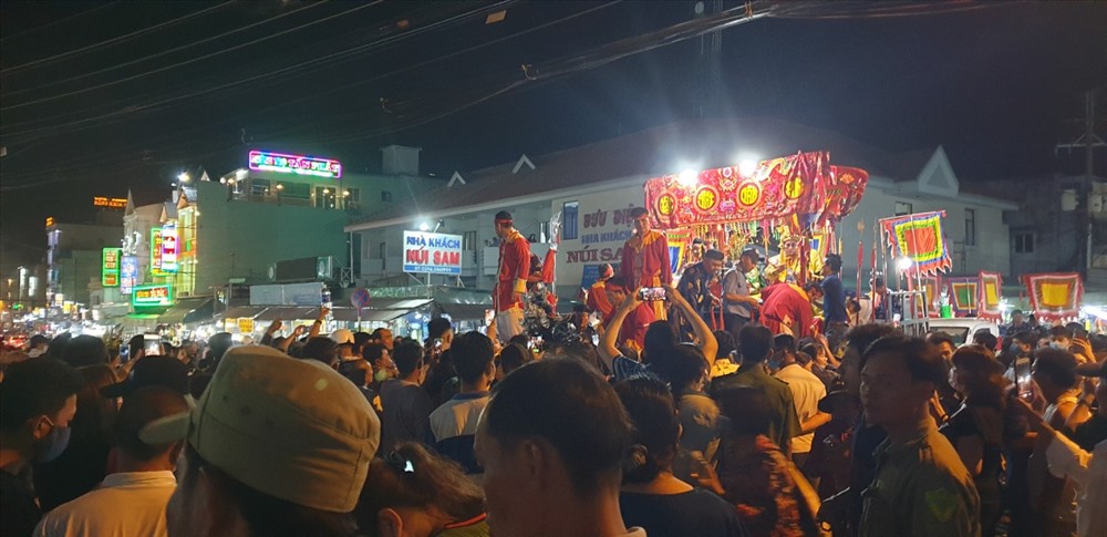 Ngưới dân vây kín đoàn xe rước.