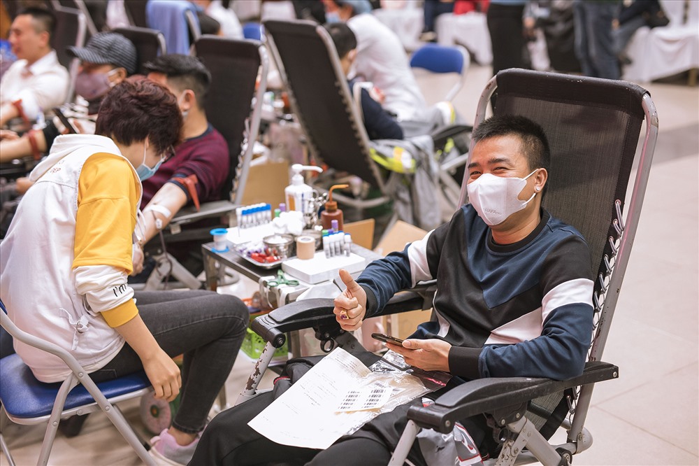Rất đông người đến hiến máu sau lời kêu gọi của Viện huyết học.