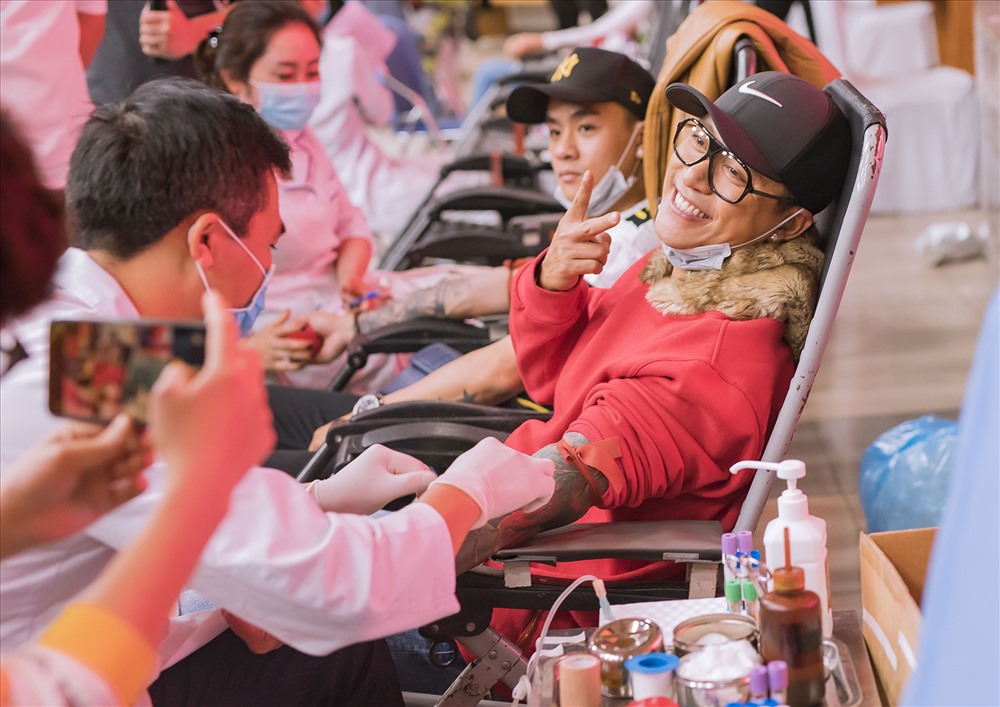 Nhiều người đến hiến máu đã rất vui khi thấy sự xuất hiện của Tuấn Hưng.