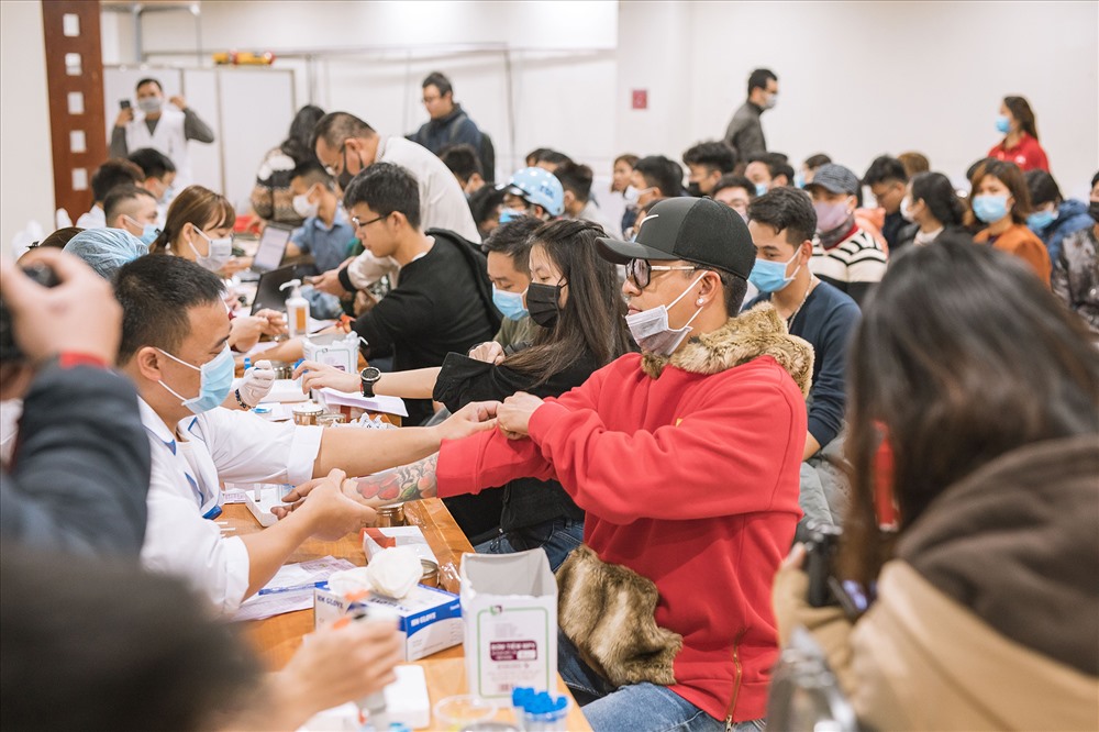 Nam ca sĩ cho biết đây là lần đầu tiên anh đi hiến máu tình nguyện nên khá hồi hộp.