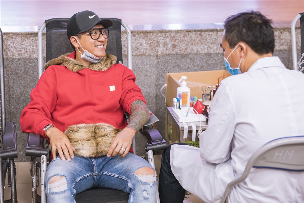 Nam ca sĩ cho biết đây là lần đầu tiên anh đi hiến máu tình nguyện nên khá hồi hộp.