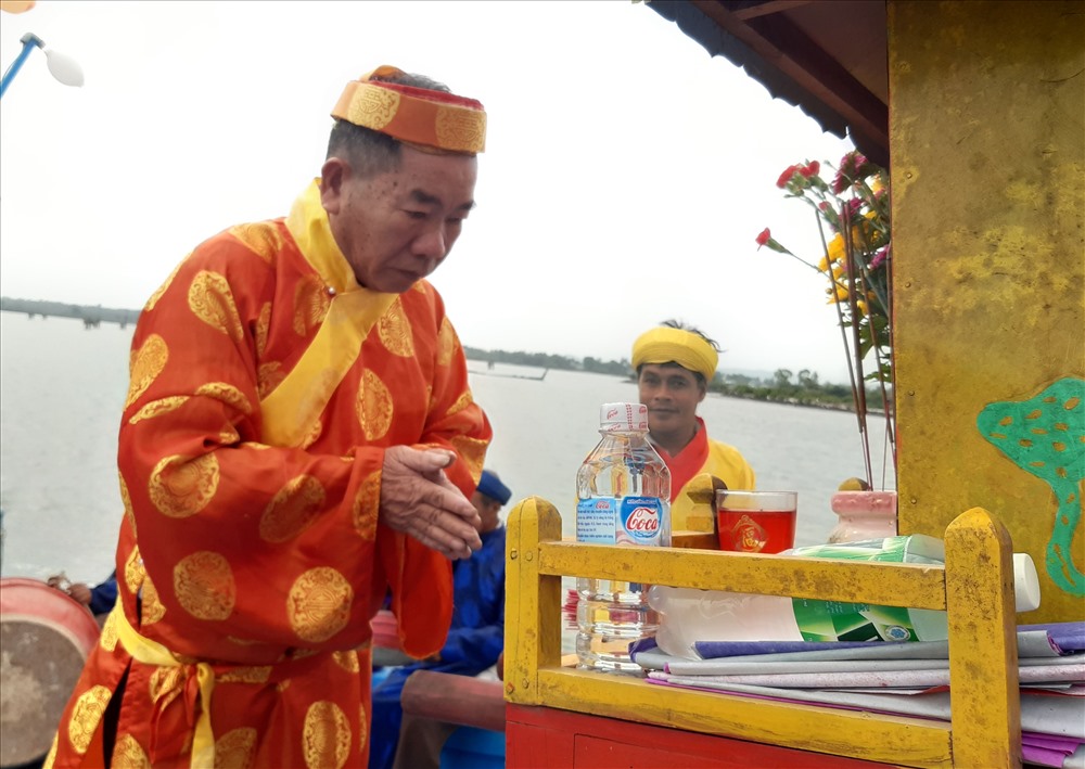 Cúng rước thần Nam Hải ở cửa biển An Hòa. Ảnh: T.C