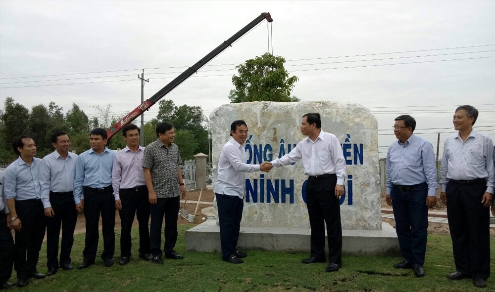 Bộ trưởng Bộ NNPTNT Nhuyễn Xuân Cường cùng Chủ tịch UBND tỉnh Bạc Liêu Dương Thành Trung kiểm tra công trình Cống Âu thuyền NInh Quới, Hồng Dân, Bạc Liêu (ảnh Nhật Hò)
