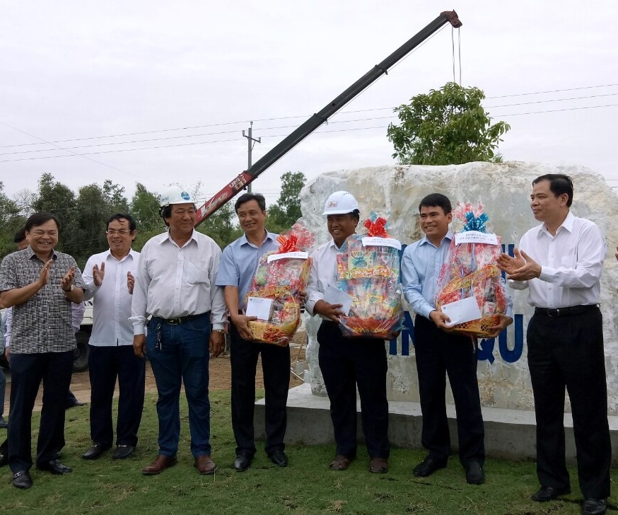Bộ trưởng Bộ NNPTNT Nhuyễn Xuân Cường tặng quà cho đơn vị vận hành cống Âu thuyền Ninh Quới, Hồng Dân, Bạc Liêu (ảnh Nhật Hồ)