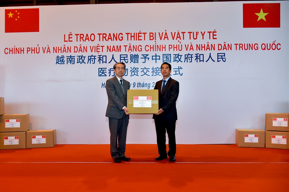 Thứ trưởng Bộ Ngoại giao Tô Anh Dũng và Đại sứ Trung Quốc Hùng Ba. Ảnh: BNG.
