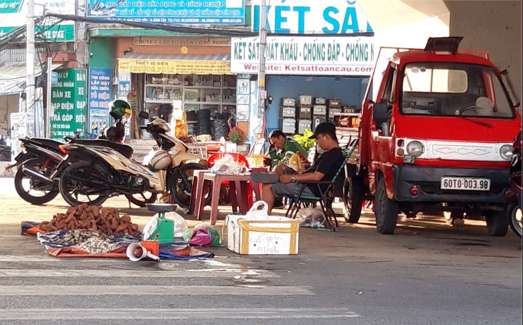 Ông Nguyễn Văn Hai (54 tuổi, ở 103 Hương lộ 2, quận Bình Tân) bức xúc nói, đây là đường dành cho người dân tham gia giao thông chứ không phải cái chợ bán hàng. Ban đầu, những người bán hàng rong chỉ dừng lại để tránh nắng, nhưng sau đó dựng luôn bàn ghế để kinh doanh. Ảnh TK.