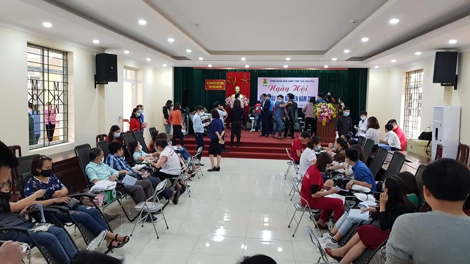 Cán bộ, công chức, viên chức tỉnh Thái Nguyên tham gia hiến máu tình nguyện. Ảnh: T.N