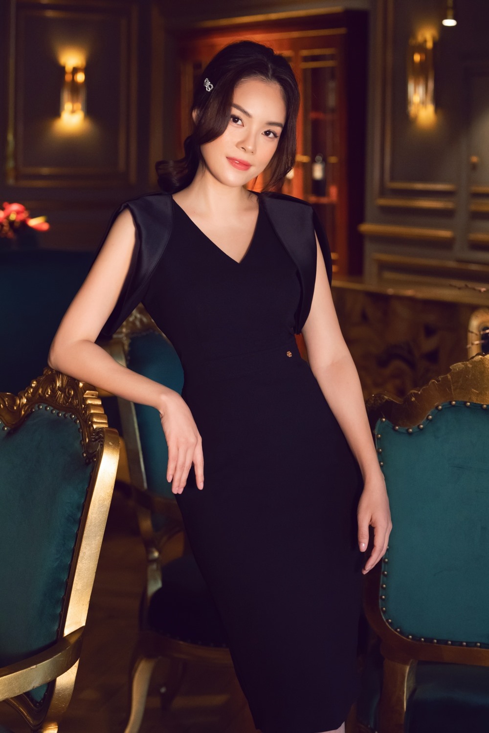 Không cầu kỳ sa hoa trong thương hiệu sang trọng nào, Dương Cẩm Lynh chọn cho mình mẫu trang phục của Việt Nam với những tông màu đơn sắc kết hợp cùng những điểm nhấn nhẹ nhàng, giúp nữ diễn viên khoe được đường cong gợi cảm của cơ thể. Ảnh: NVCC.